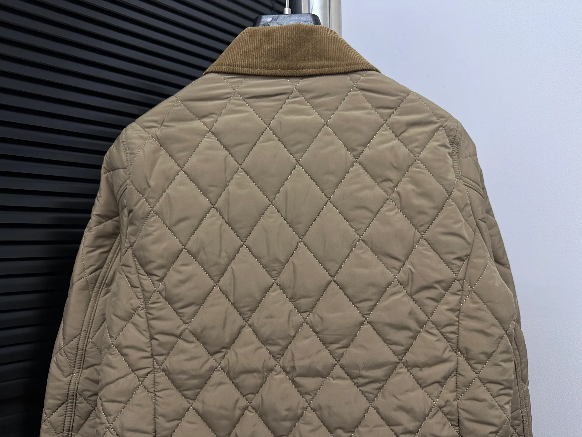 ￼ P530 【Ralph Lauren】Ralph Lauren cotton-padded jacket. The face is filled with imitation down cotton. Three-in-one rhombus quilted embroidery. Soft and comfortable. Warm and comfortable. Corduroy strips run through the whole body. No knots or overlaps. Artificial curling. Fine workmanship. Does not look bloated. The upper body is light and not bloated. Soft and comfortable. Highly recommended. Size: S M L